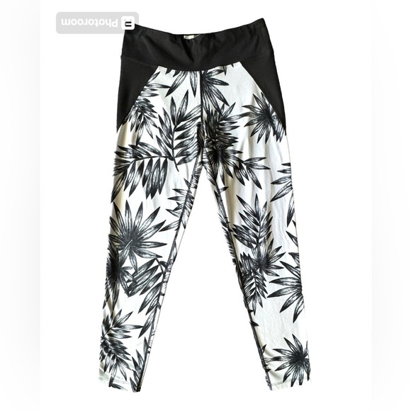 Betsey Johnson Pants - Betsey Johnson Women’s Black and White floral tropical capri leggings. Size M